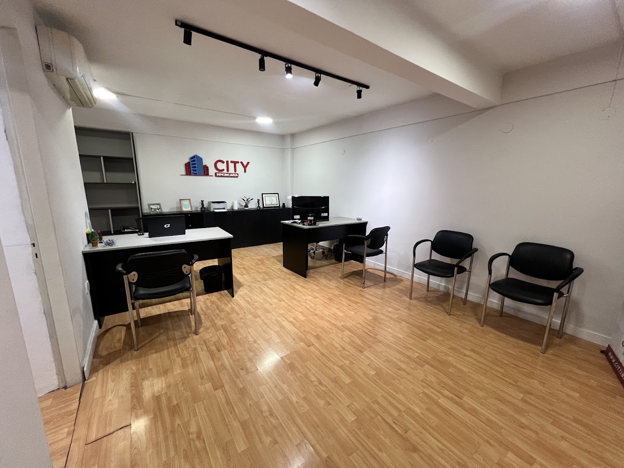 Fachada principal de City Inmobiliaria en esquina céntrica de Resistencia
